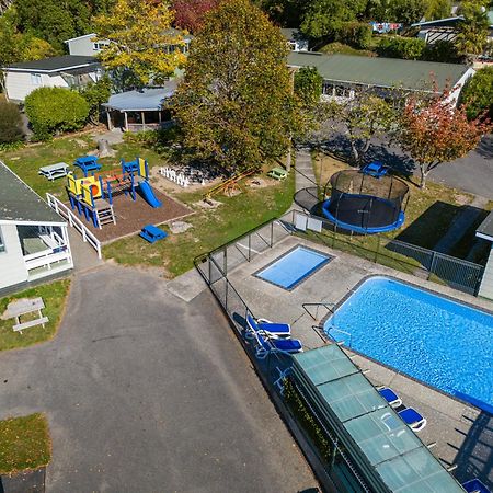 Tasman Holiday Parks Пиктън Екстериор снимка Aerial view of the school's swimming pool