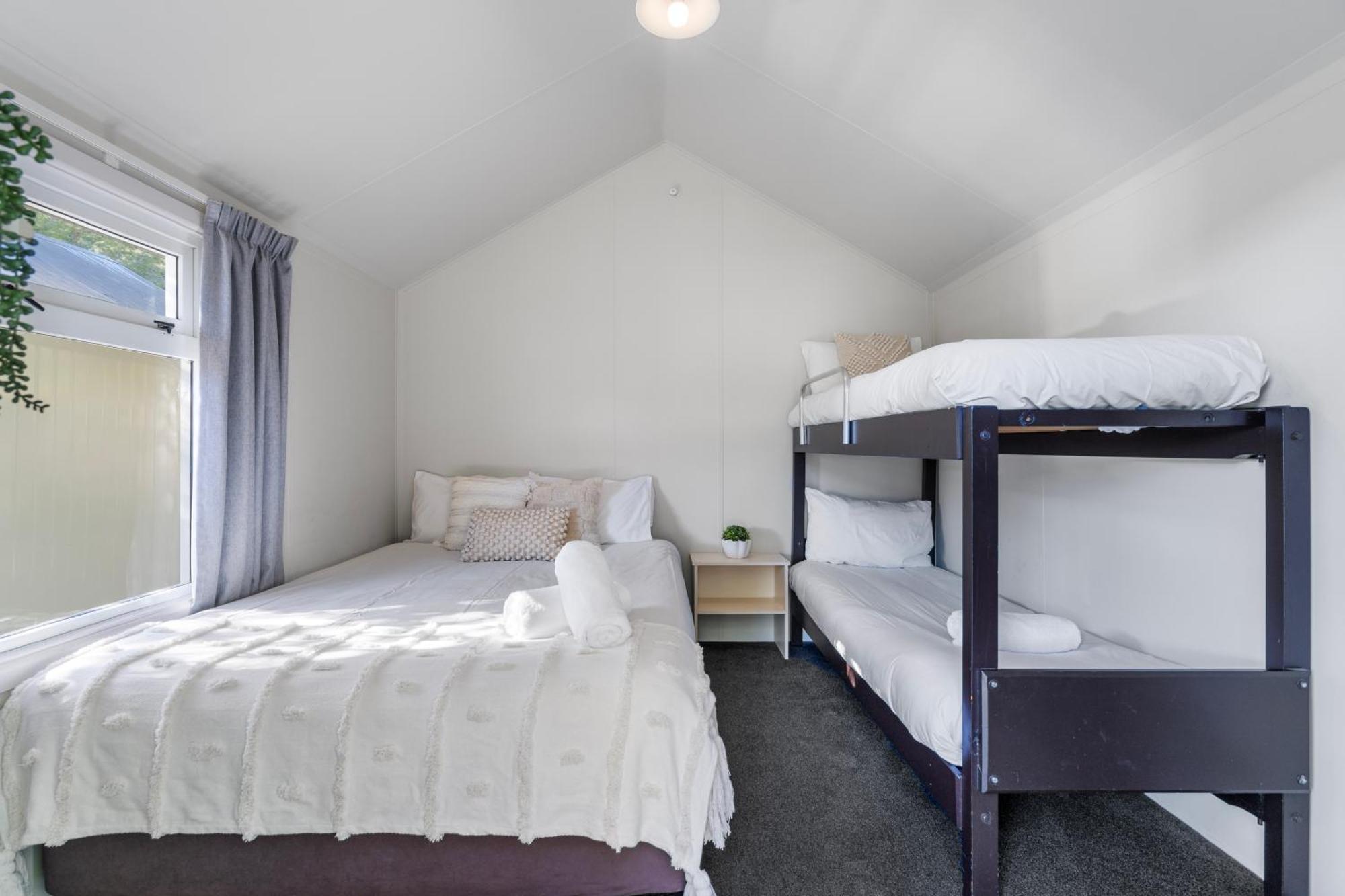 Tasman Holiday Parks Пиктън Екстериор снимка A bunk bed in a bedroom