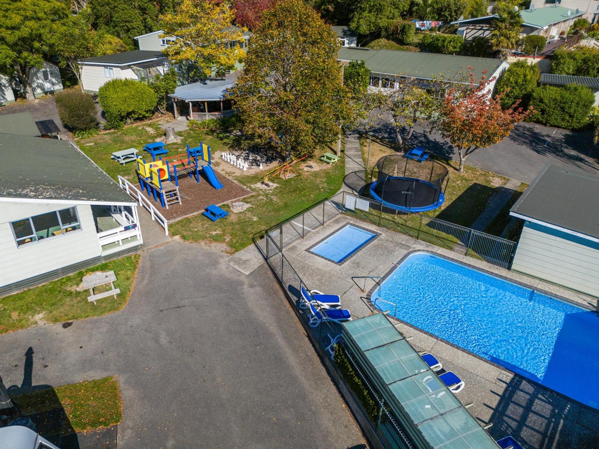 Tasman Holiday Parks Пиктън Екстериор снимка Aerial view of the school's swimming pool