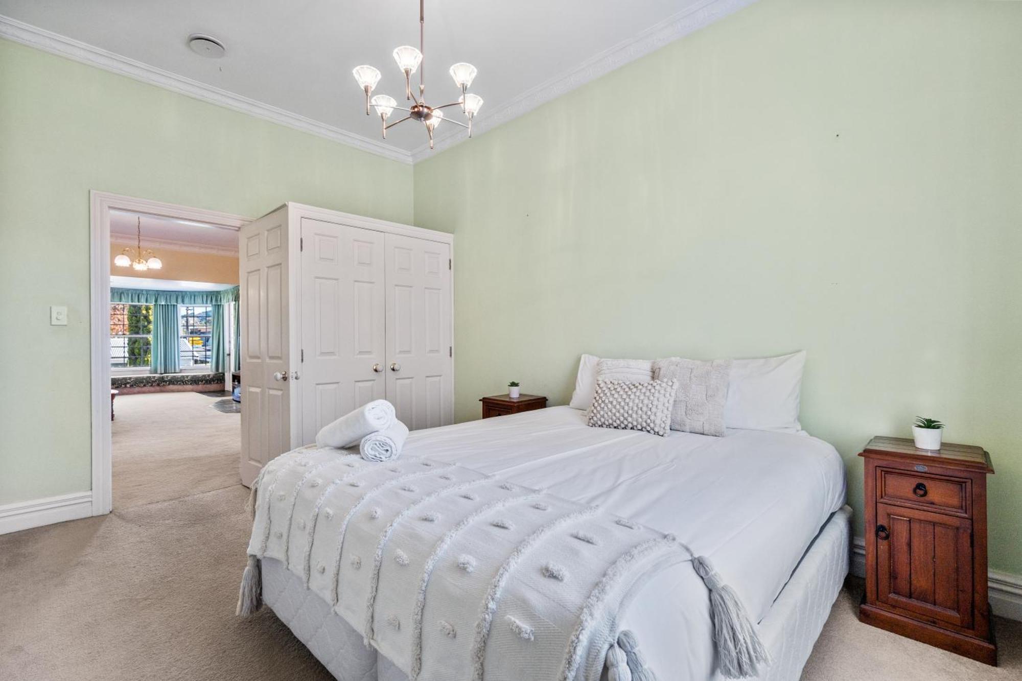 Tasman Holiday Parks Пиктън Екстериор снимка A bedroom