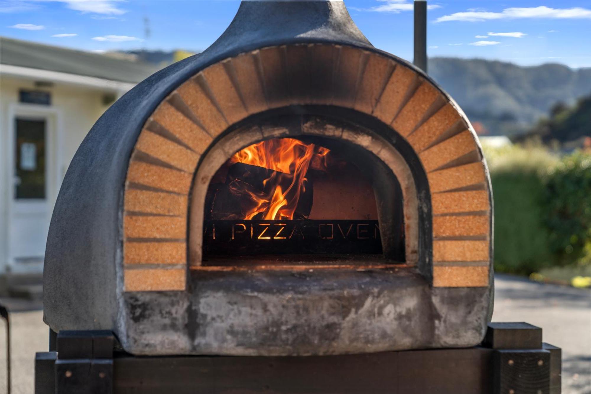 Tasman Holiday Parks Пиктън Екстериор снимка Wood-burning pizza oven
