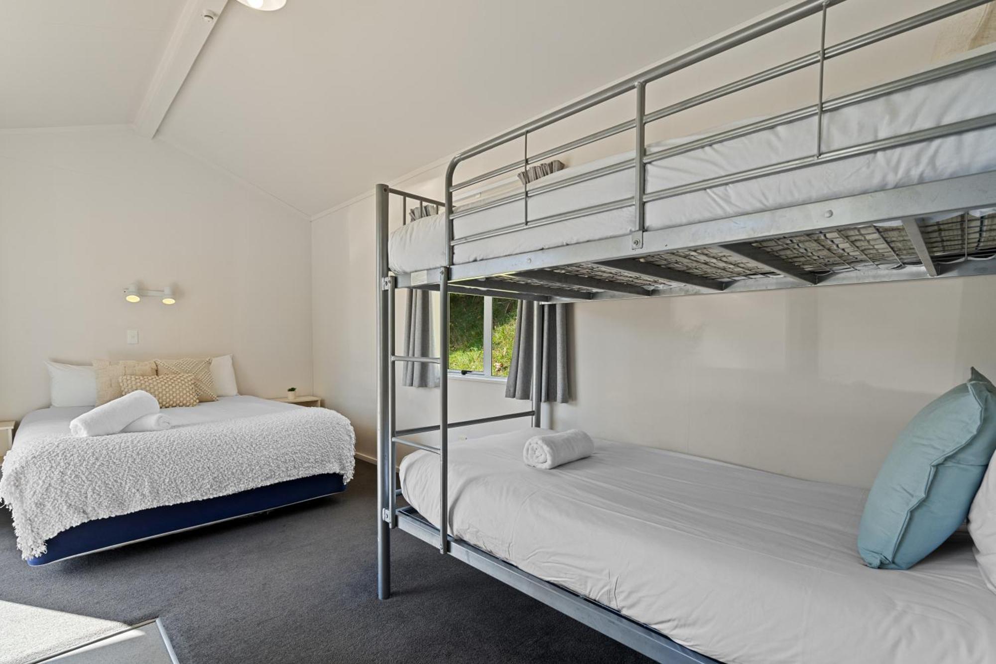 Tasman Holiday Parks Пиктън Екстериор снимка A bunk bed