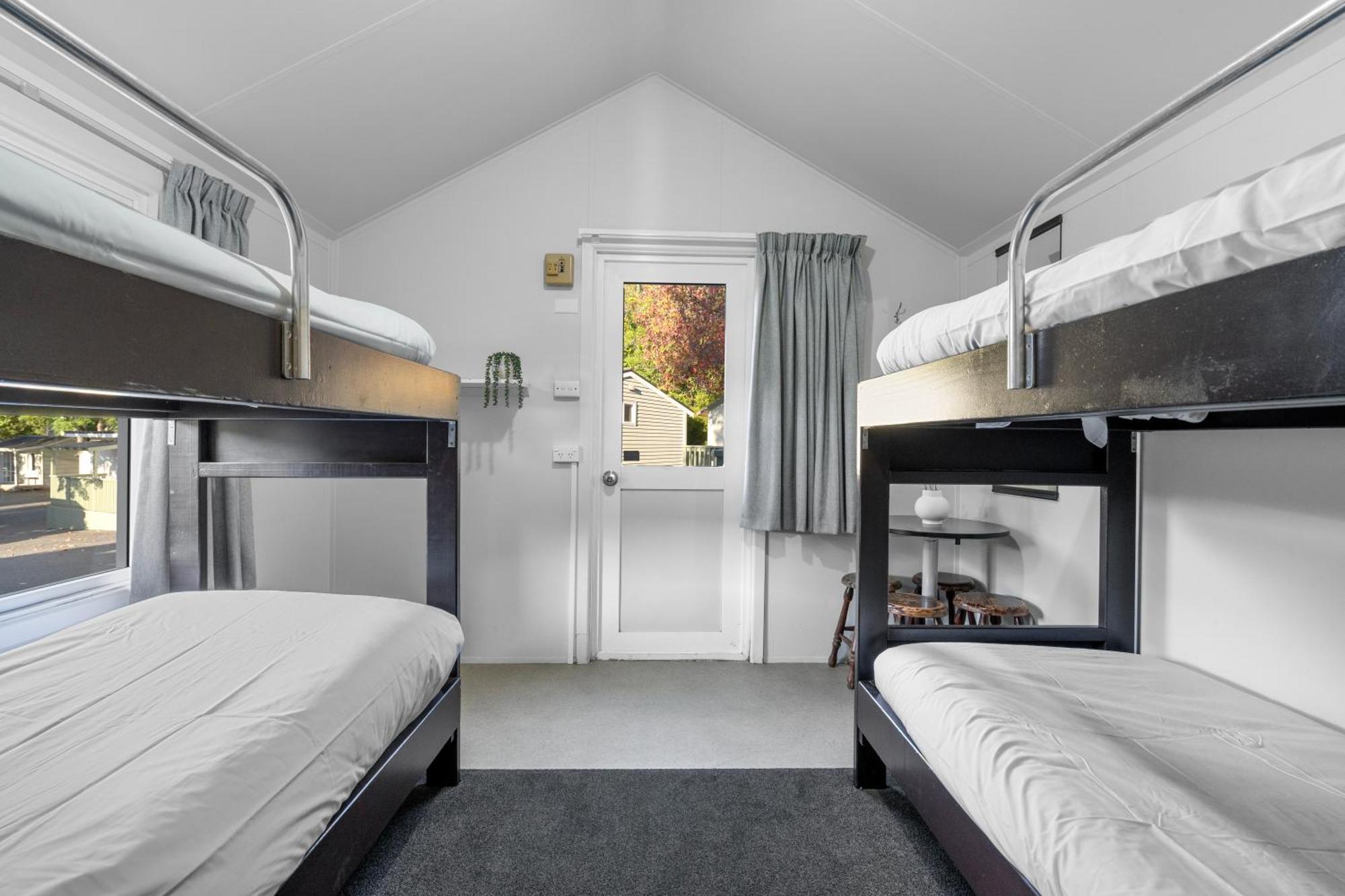 Tasman Holiday Parks Пиктън Екстериор снимка A room at the hostel