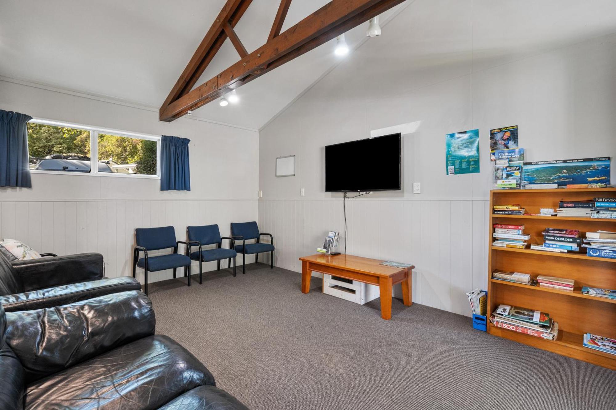 Tasman Holiday Parks Пиктън Екстериор снимка The lounge at the hostel