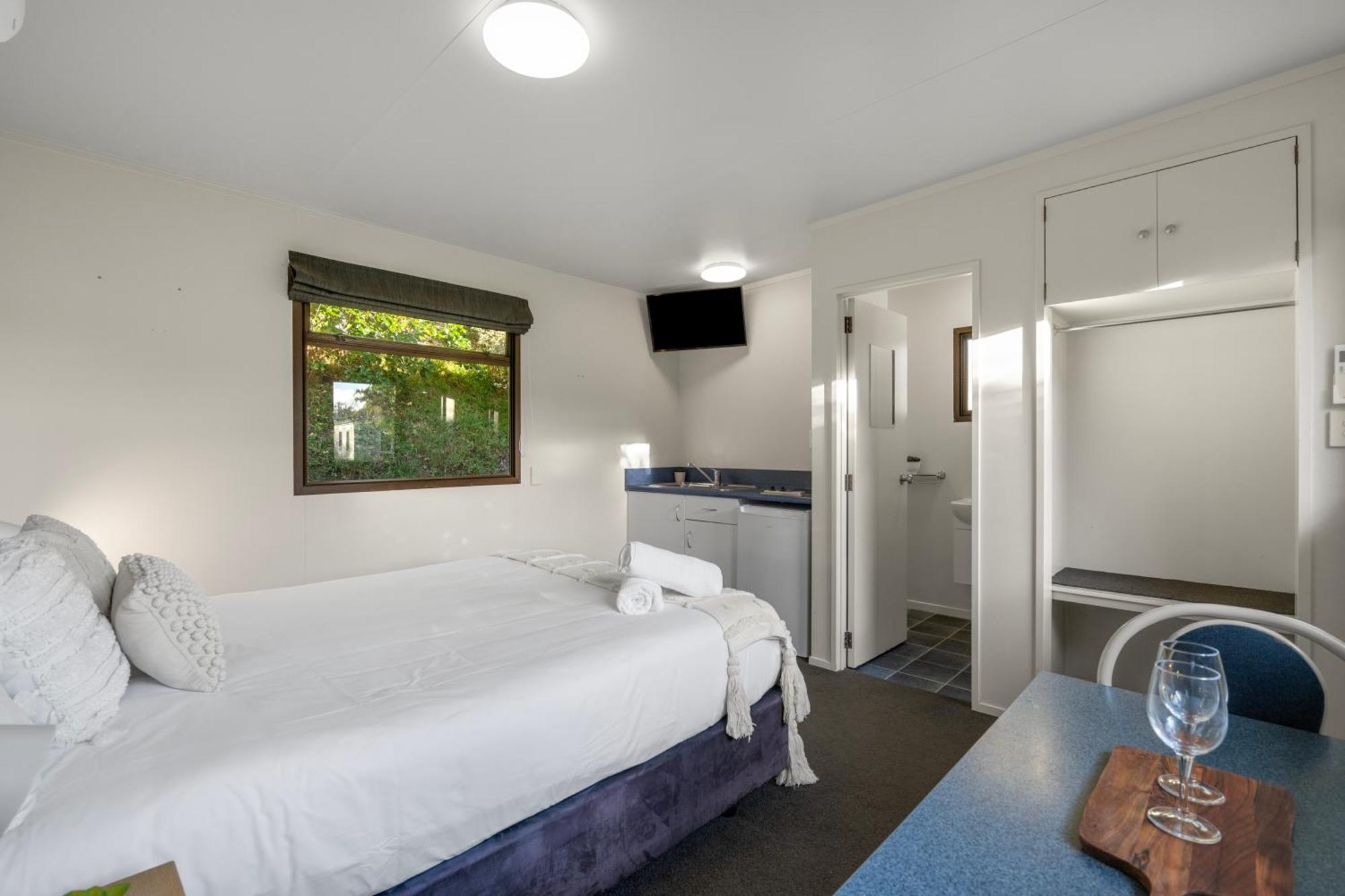 Tasman Holiday Parks Пиктън Екстериор снимка A studio apartment