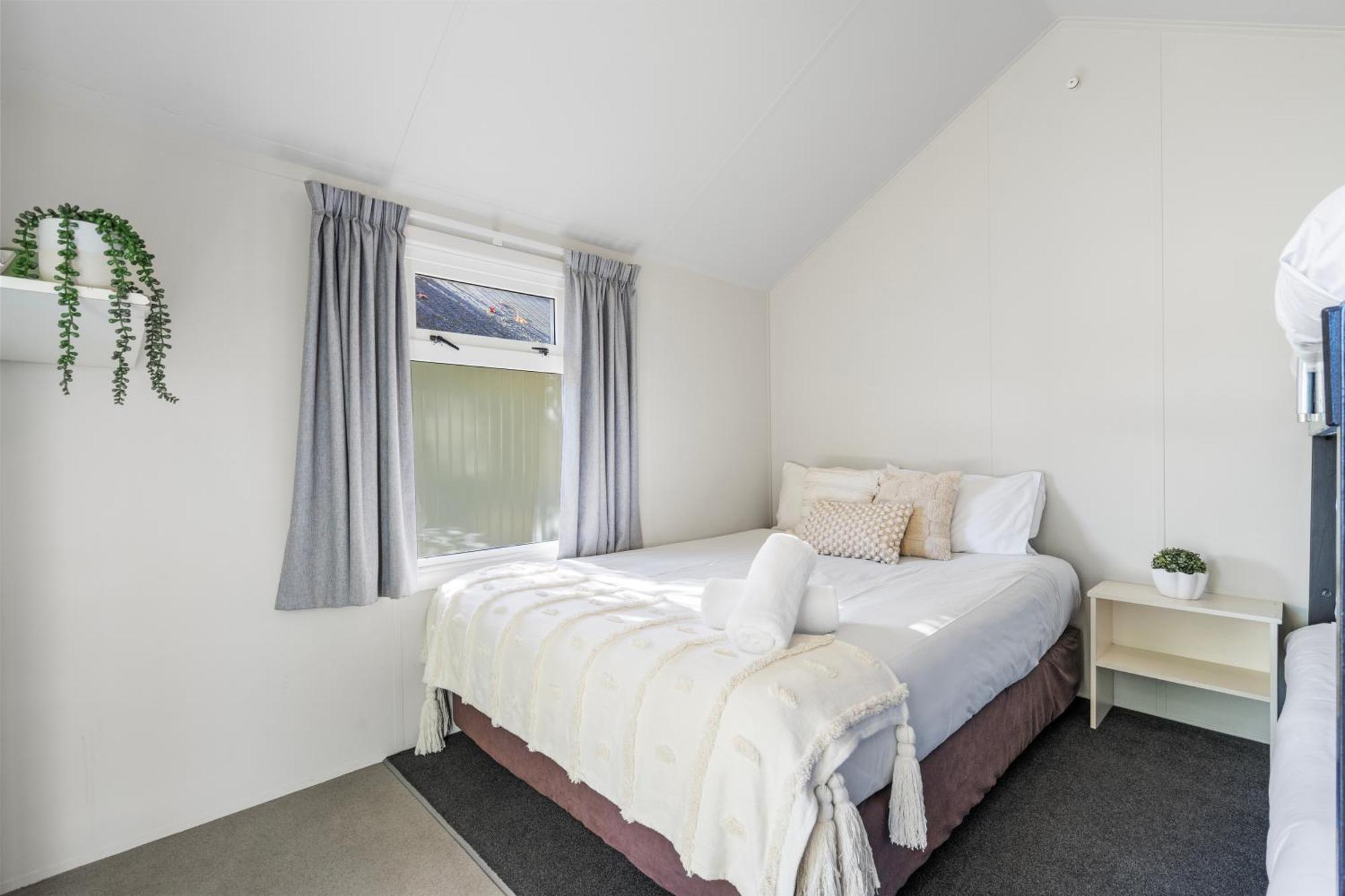 Tasman Holiday Parks Пиктън Екстериор снимка A bedroom in a student flat