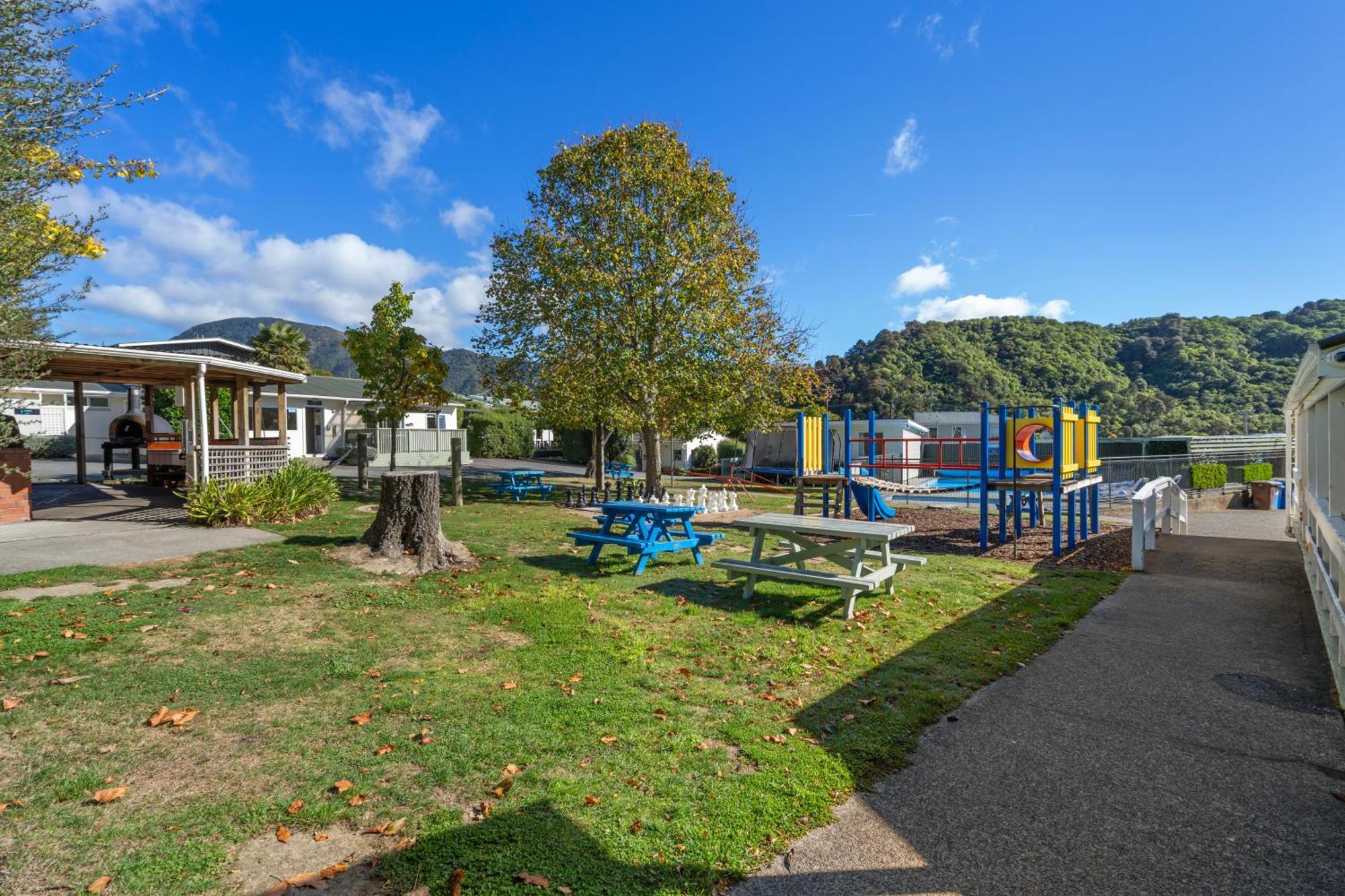 Tasman Holiday Parks Пиктън Екстериор снимка Playground at the school