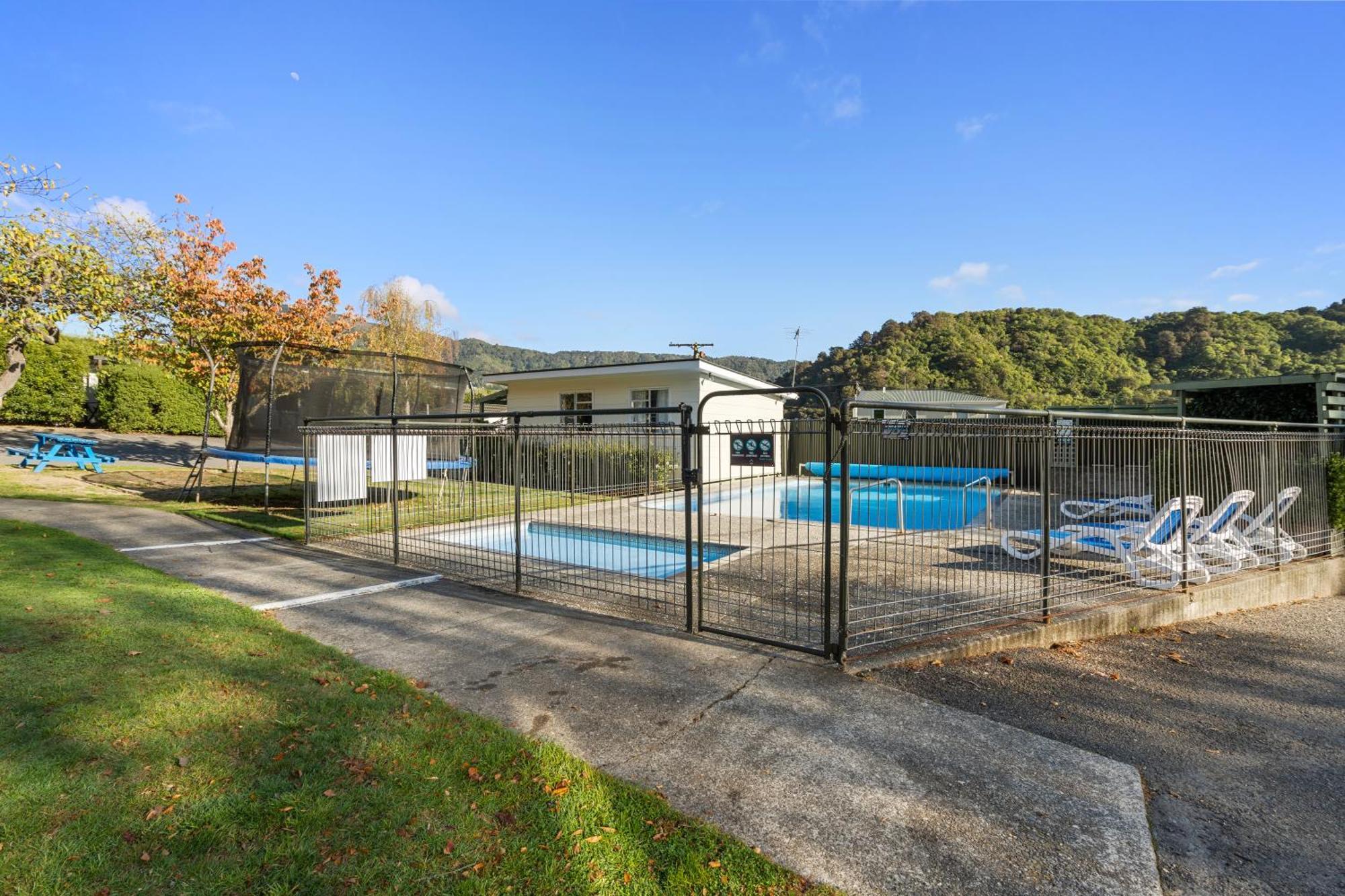 Tasman Holiday Parks Пиктън Екстериор снимка The swimming pool at the station