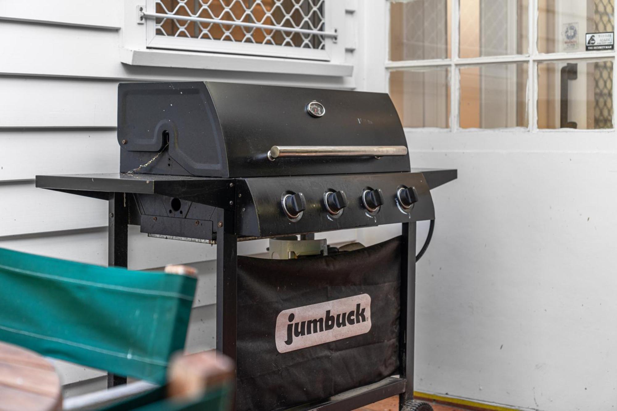 Tasman Holiday Parks Пиктън Екстериор снимка A gas barbecue