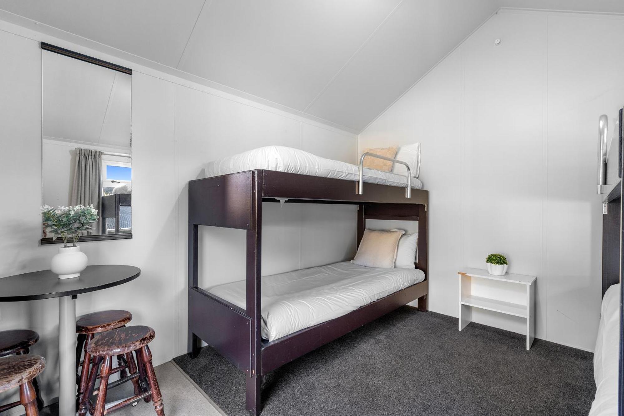 Tasman Holiday Parks Пиктън Екстериор снимка A bunk bed