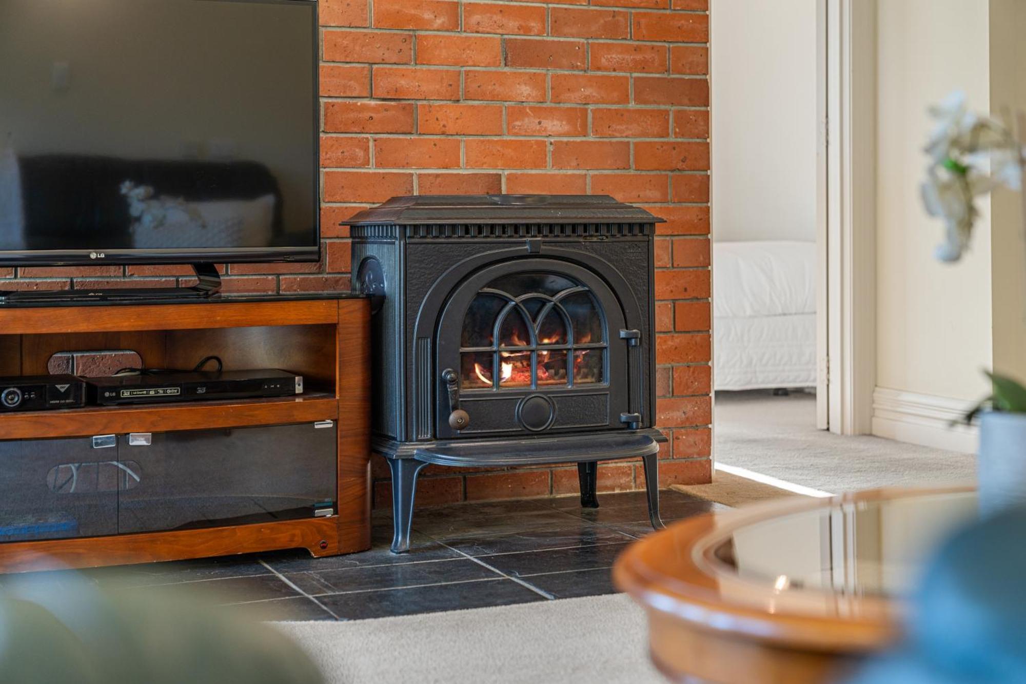 Tasman Holiday Parks Пиктън Екстериор снимка A wood-burning stove