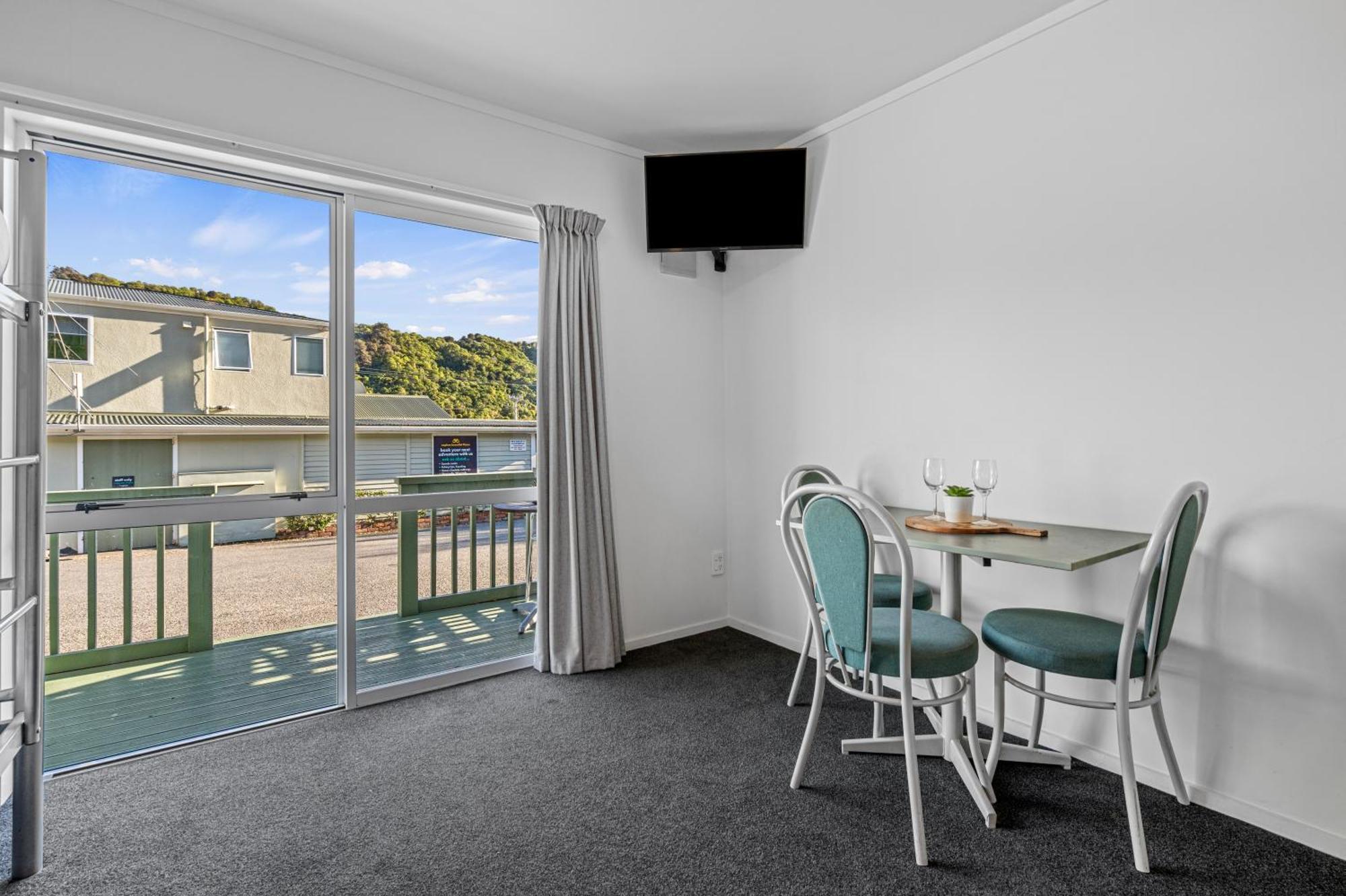Tasman Holiday Parks Пиктън Екстериор снимка A typical studio apartment