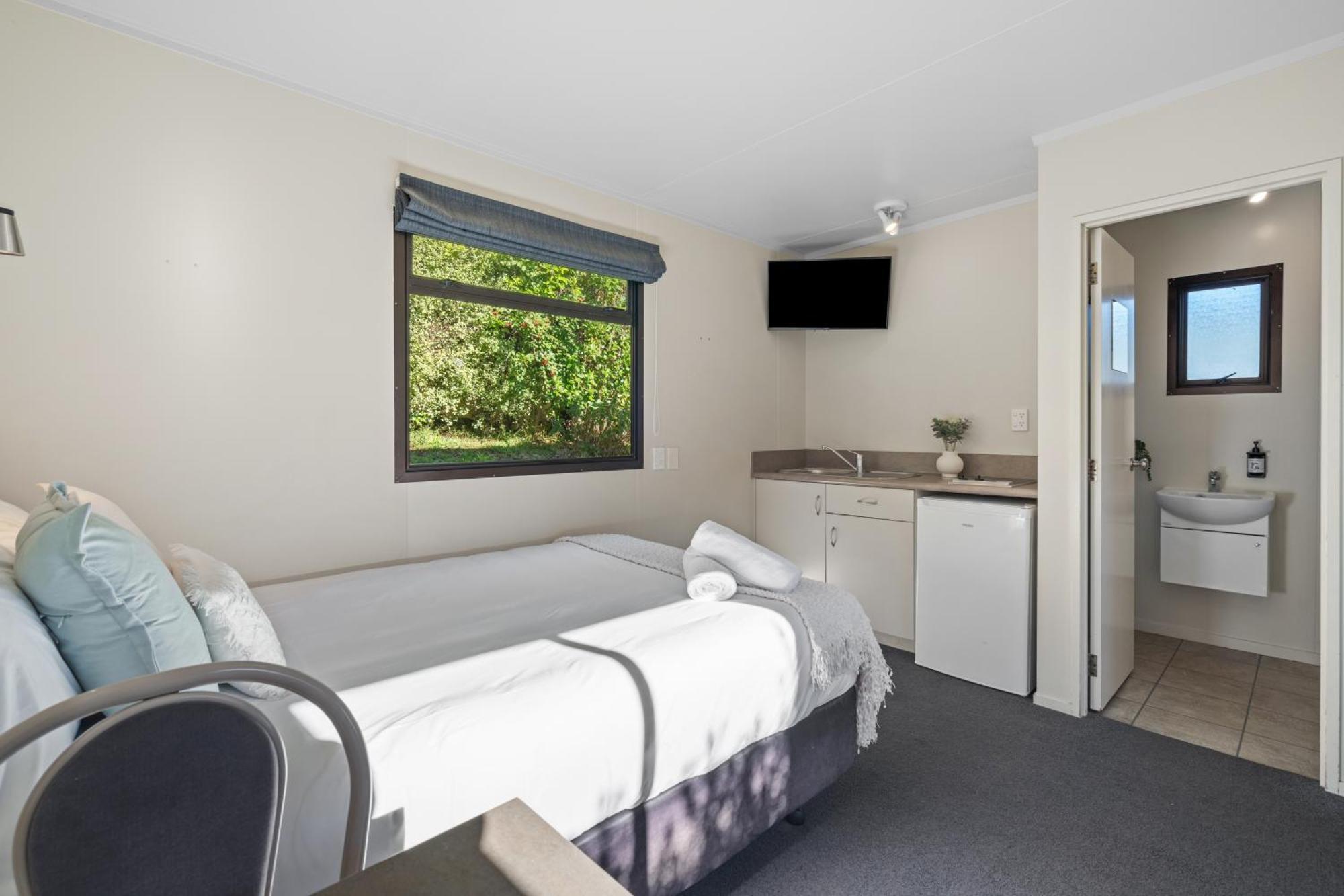 Tasman Holiday Parks Пиктън Екстериор снимка A studio apartment