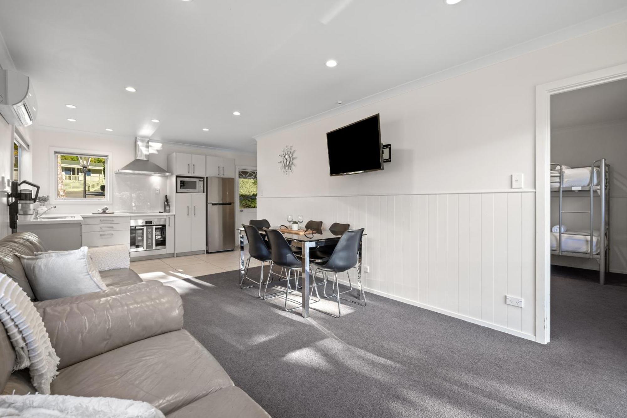 Tasman Holiday Parks Пиктън Екстериор снимка A typical two bedroom apartment