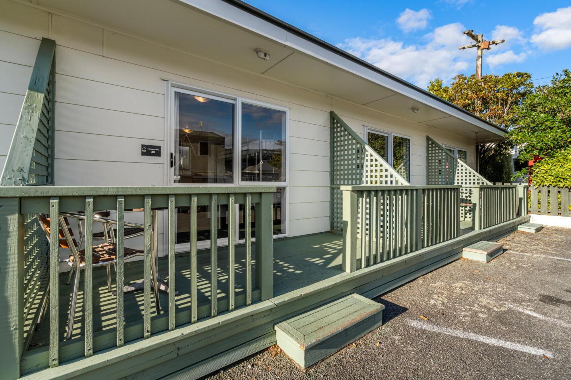 Tasman Holiday Parks Пиктън Екстериор снимка A typical motel room in New Zealand