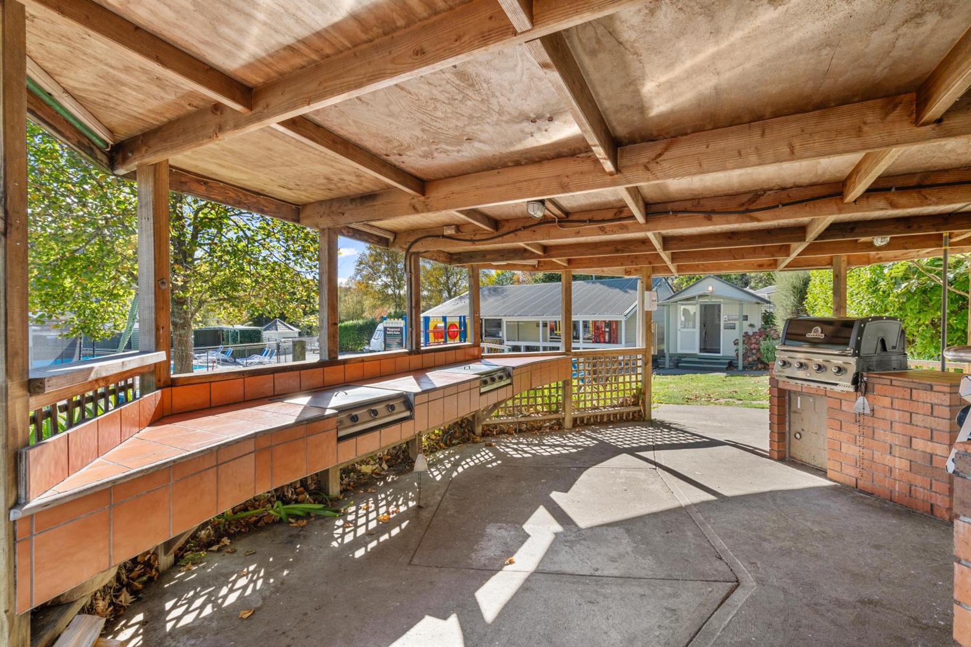 Tasman Holiday Parks Пиктън Екстериор снимка The outdoor kitchen at the Student Union