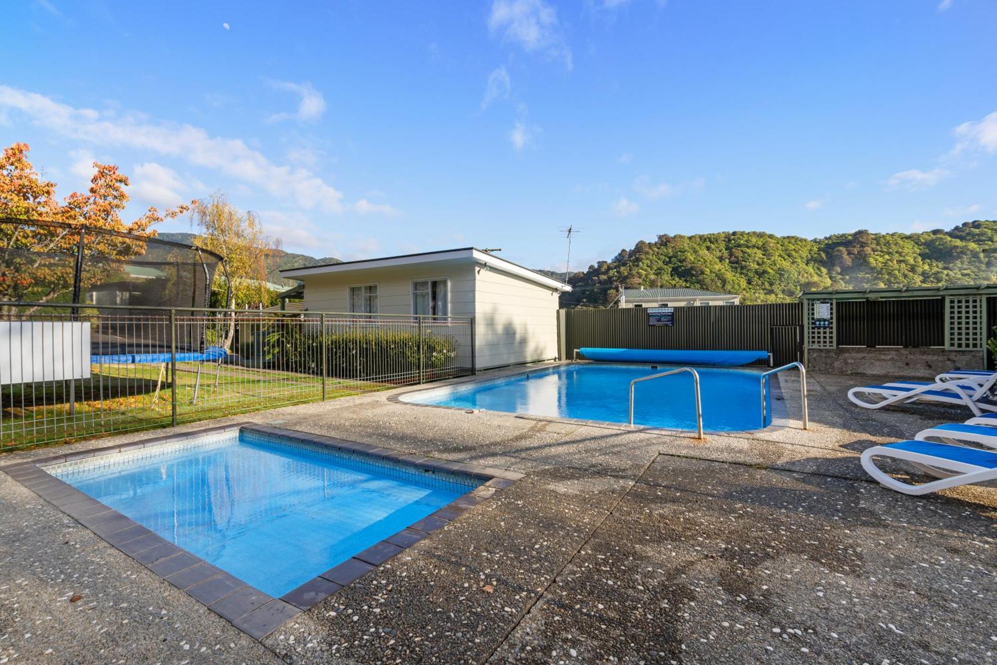 Tasman Holiday Parks Пиктън Екстериор снимка Swimming pool at the University of Waikato