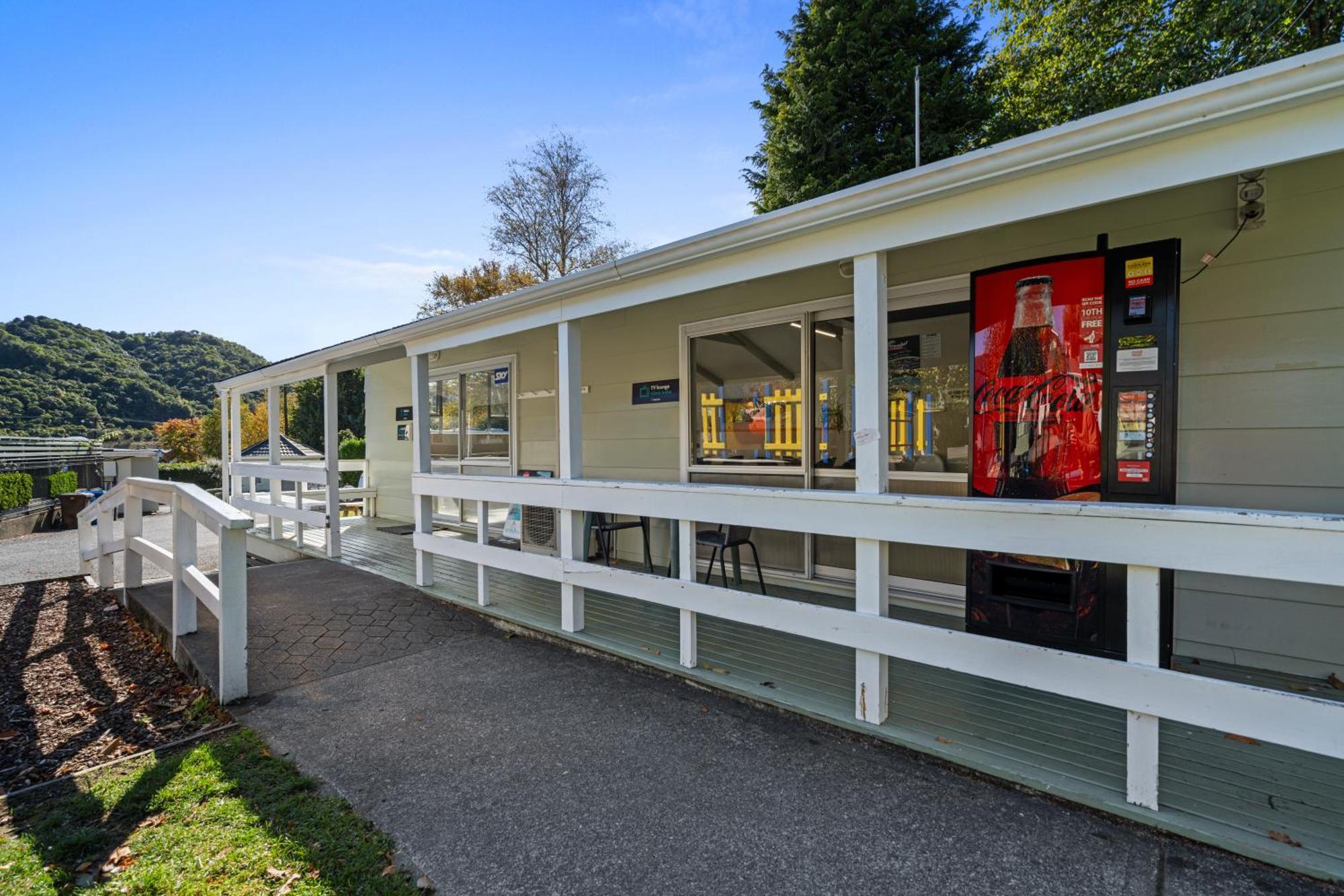Tasman Holiday Parks Пиктън Екстериор снимка The station in 2019