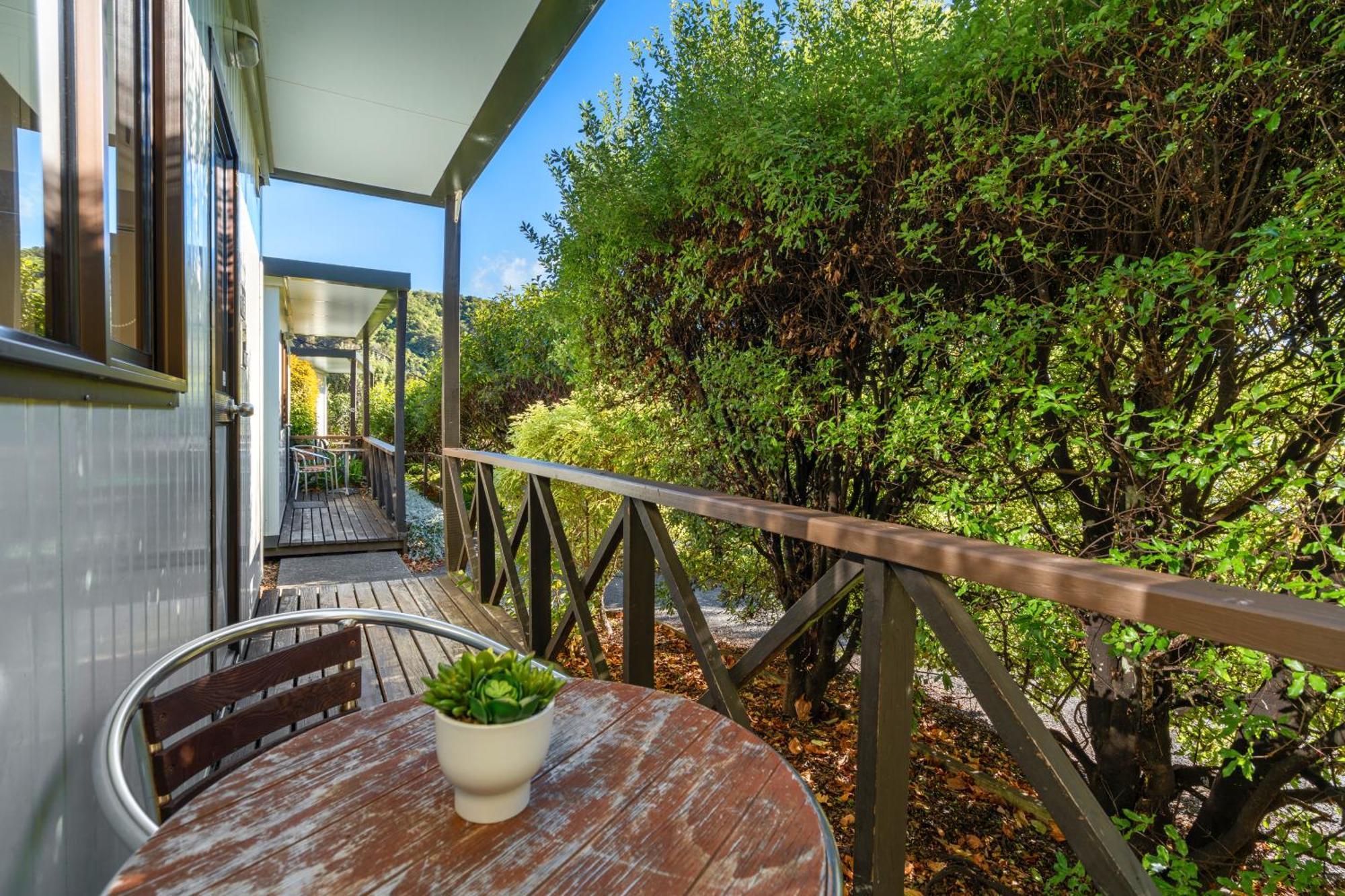 Tasman Holiday Parks Пиктън Екстериор снимка A balcony in a house