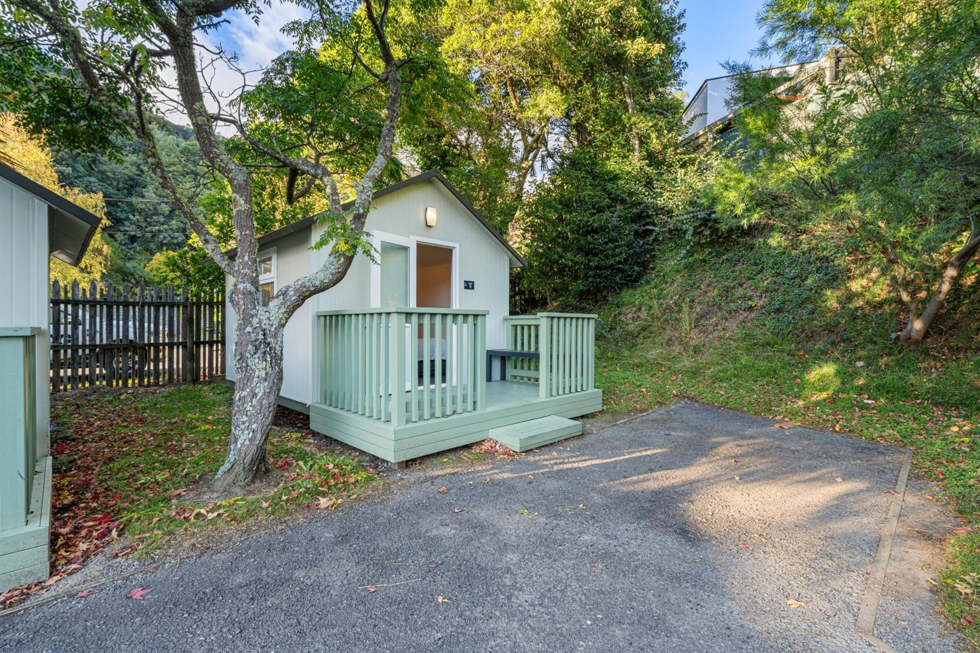 Tasman Holiday Parks Пиктън Екстериор снимка The smallest house in the world