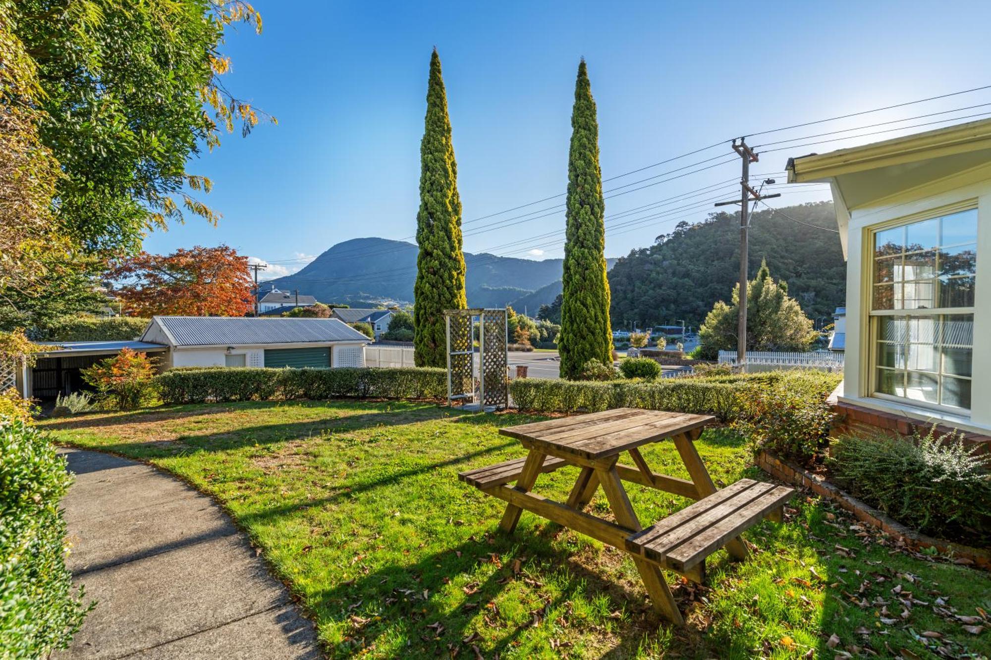 Tasman Holiday Parks Пиктън Екстериор снимка The garden of the Riwaka Tavern