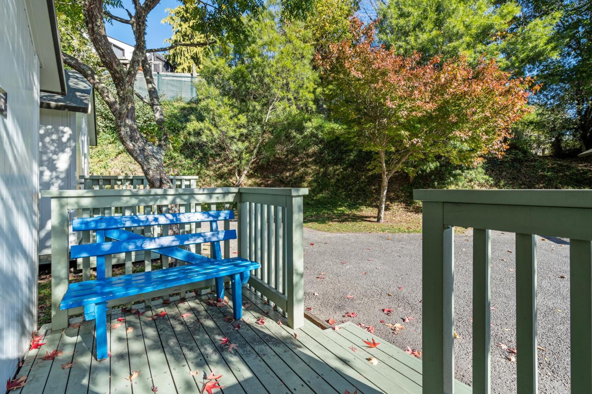 Tasman Holiday Parks Пиктън Екстериор снимка A view of the deck at the 1906 Spring Street house